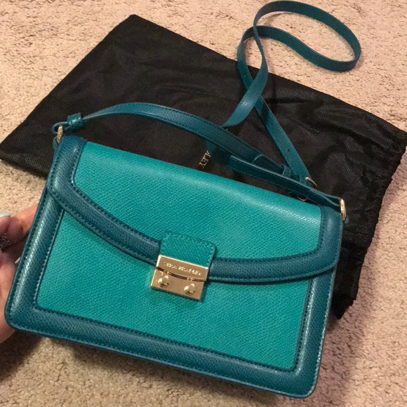 Vera Bradley Handbags - Vera Bradley Tess Crossbody